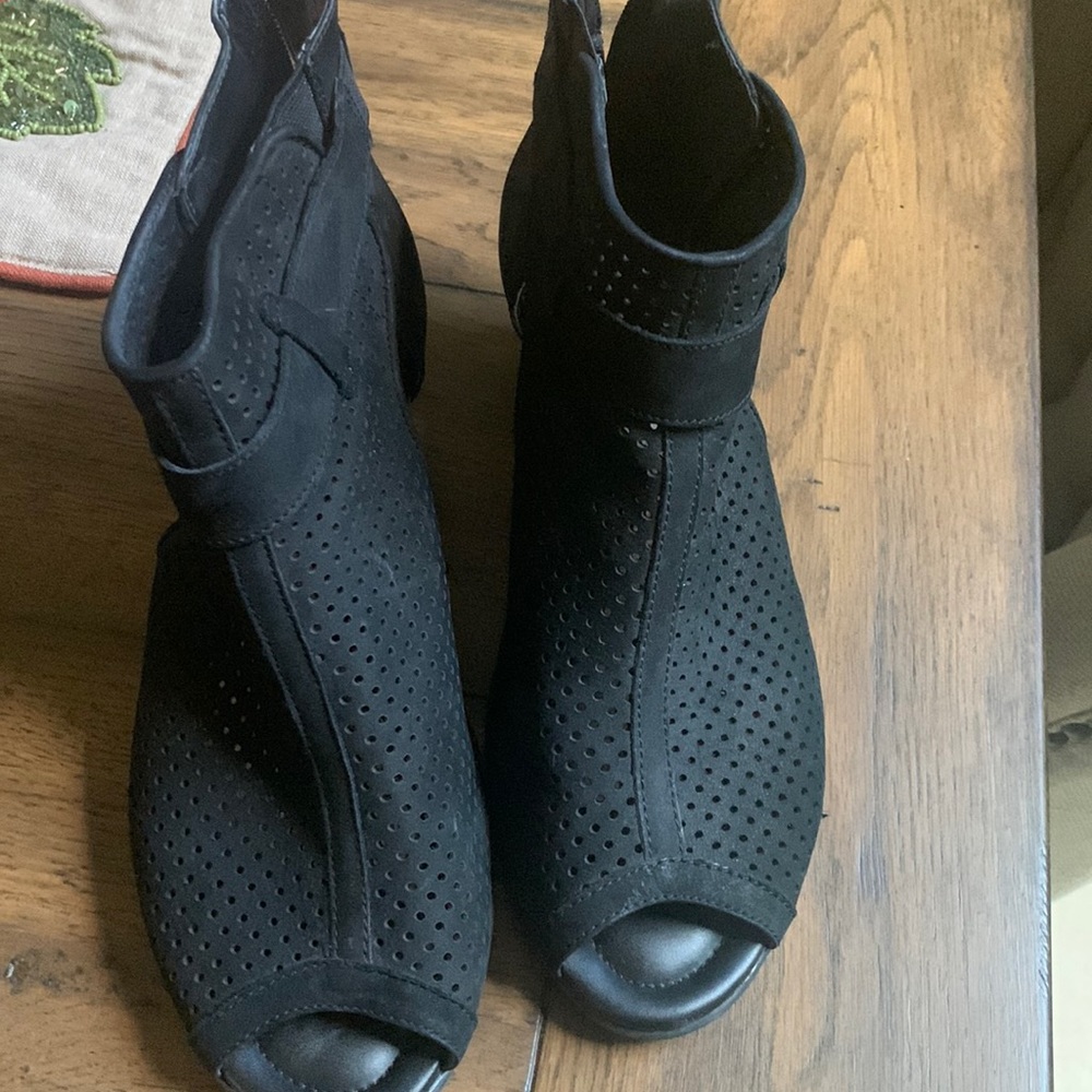 Earth peep toe black booties